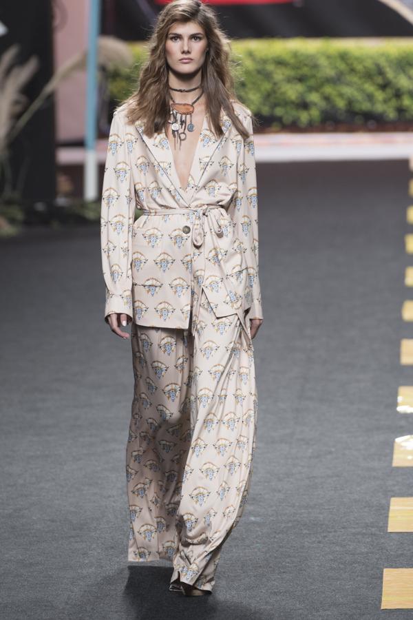 Tweed ligeros, gasas y sedas, en colores tierra, ocres, caldera, asemejaban las tierras de la Ruta 66 de Oklahoma. 