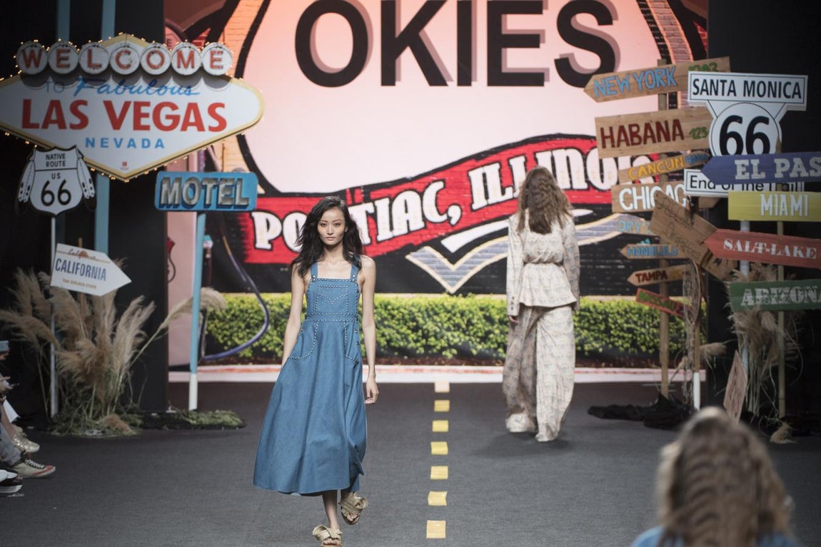 Tweed ligeros, gasas y sedas, en colores tierra, ocres, caldera, asemejaban las tierras de la Ruta 66 de Oklahoma. 