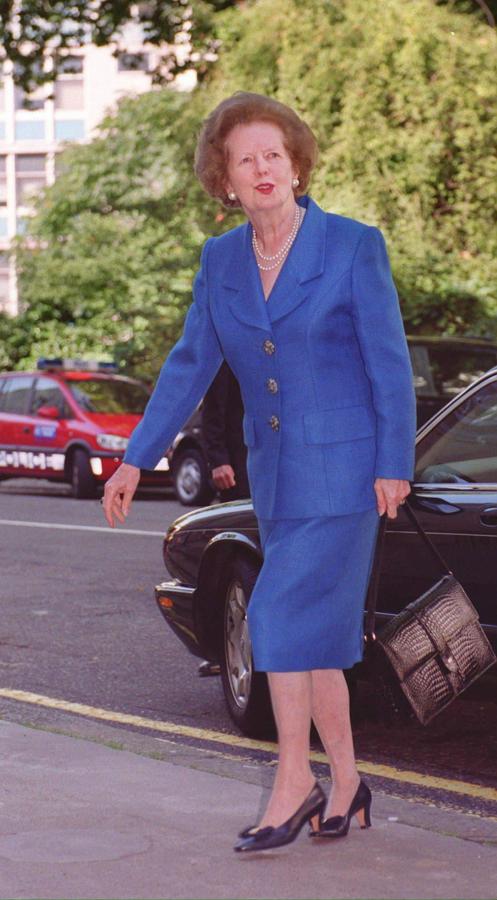 El icónico traje de chaqueta azul de Margaret Thatcher. «No, no y no», rotunda, contundente. Así era «la dama de hierro» y así expresó su decisión sobre una posible alianza con Europa. Nadie olvidará su expresión iracunda en la Cámara de los Comunes, tampoco su taje de chaqueta azul