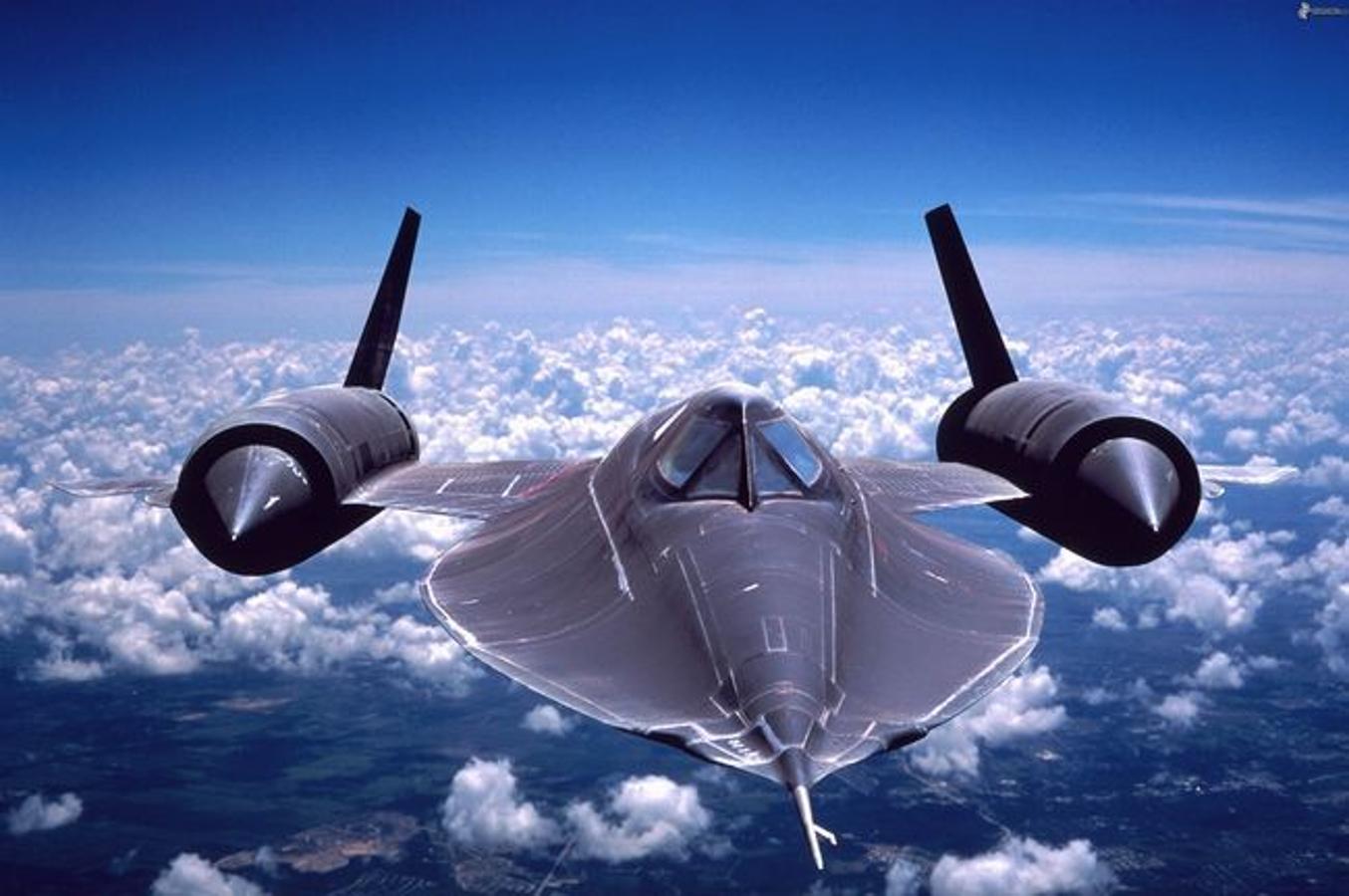 SR-71 Blackbird. Un avión de reconocimiento estratégico de largo alcance operado por la Fuera Aérea de Estados Unidos. Es uno de los aviones a reacción más veloces del mundo y el más veloz con pasajeros, alcanza los 3,5 Mach a una altitud de 100.000 pies