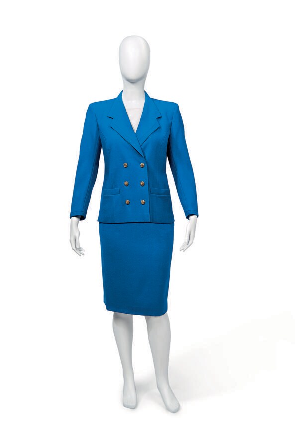 El icónico traje de chaqueta azul de Margaret Thatcher. La ex primera ministra inglesa utilizaba su indumentaria para mostrar su poder. Apostaba por los colores eléctricos, las líneas angulosas y los cortes limpios. Este traje de lana en azul rey -el color del Partido Conservador- con interior de piqué y botones dorados fue uno de sus modelos más emblemáticos. Se vendió por 31.200 euros