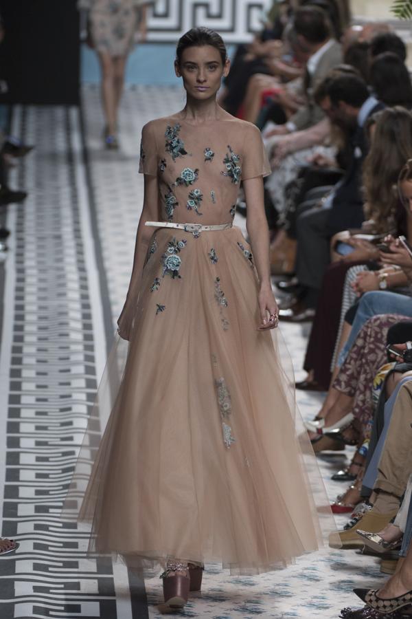 Para los tejidos se ha decantado por los linos o el algodón, combinando con gazares, muselinas, rasos o tafetas. 