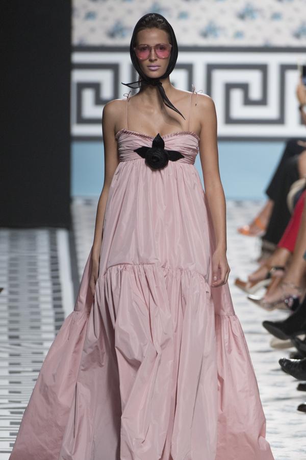 Para los tejidos se ha decantado por los linos o el algodón, combinando con gazares, muselinas, rasos o tafetas. 