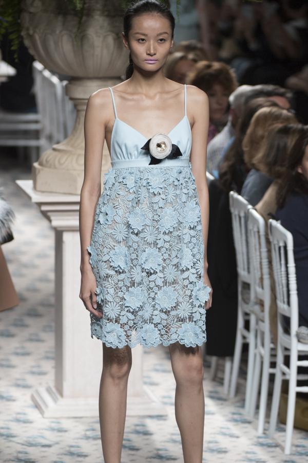 Para los tejidos se ha decantado por los linos o el algodón, combinando con gazares, muselinas, rasos o tafetas. 