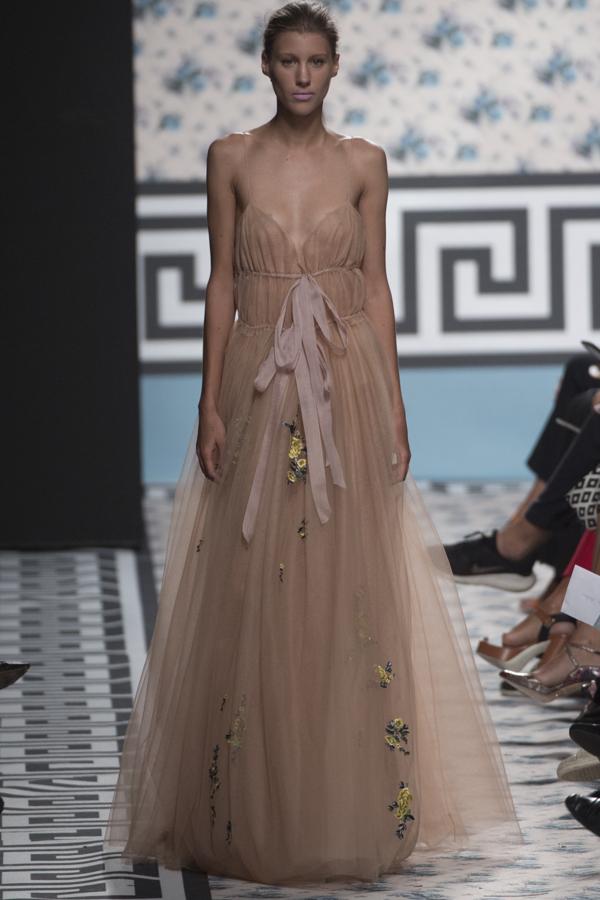 Para los tejidos se ha decantado por los linos o el algodón, combinando con gazares, muselinas, rasos o tafetas. 