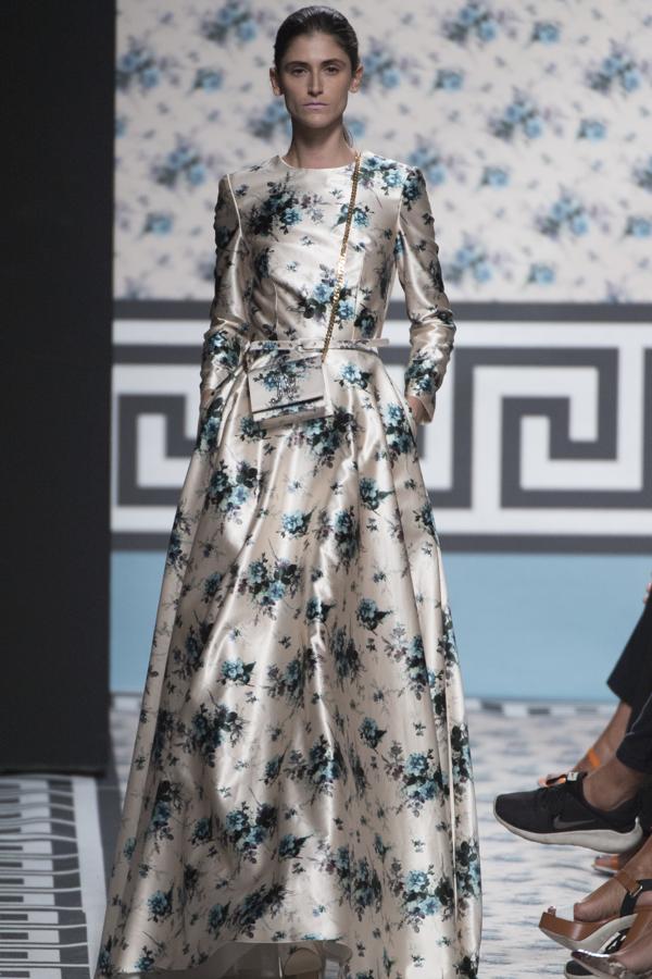 Para los tejidos se ha decantado por los linos o el algodón, combinando con gazares, muselinas, rasos o tafetas. 