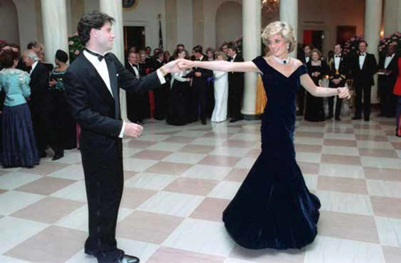 Lady Di, el vestido con el que bailó con John Travolta. La joya de terciopelo azul que lucía la «reina de corazones» la noche en la que bailó con el protagonista de «Grease» fue adjudicada por una cuantía de 278.400 euros. El diseñador que hizo posible esta pieza sensual y elegante fue el británico Víctor Edelstein, Diana Spencer la eligió para una cena con Ronald Reagan en la Casa Blanca en 1985