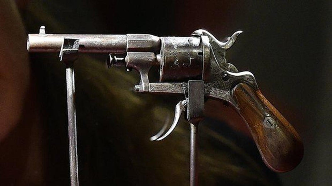 El arma con la que Verlaine disparó a Rimbaud. Una de las historias de amor más tormentosas que se recuerdan. Suscita especial devoción entre los amantes de la literatuera francesa -y universal- es la que compartieron los literatos simbolistas. Fue un escándalo en la época. Verlaine, casado y padre de familia, abandonó el hogar arrastrado por los sentimientos hacia un joven Rimbaud, que era apenas un adolescente. En uno de sus frecuentes arrebatos viscerales, Verlaine disparó a su amante con la pistola subastada, que adquirió un valor de 434.000 euros