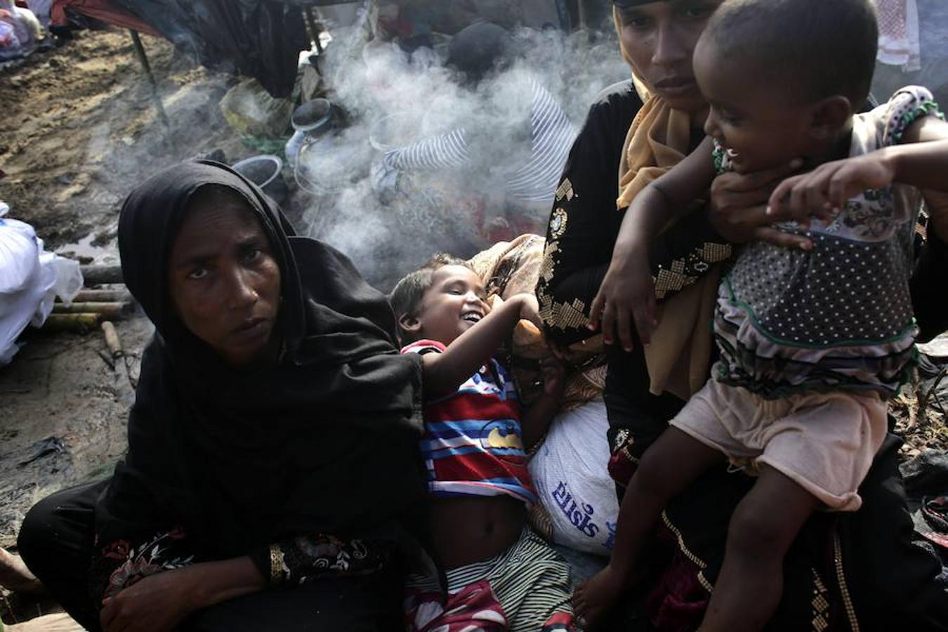 Niños rohingyas ríen mientras su familia permanece a su lado en Tangkhali (Ukhiya, Bangladesh). 