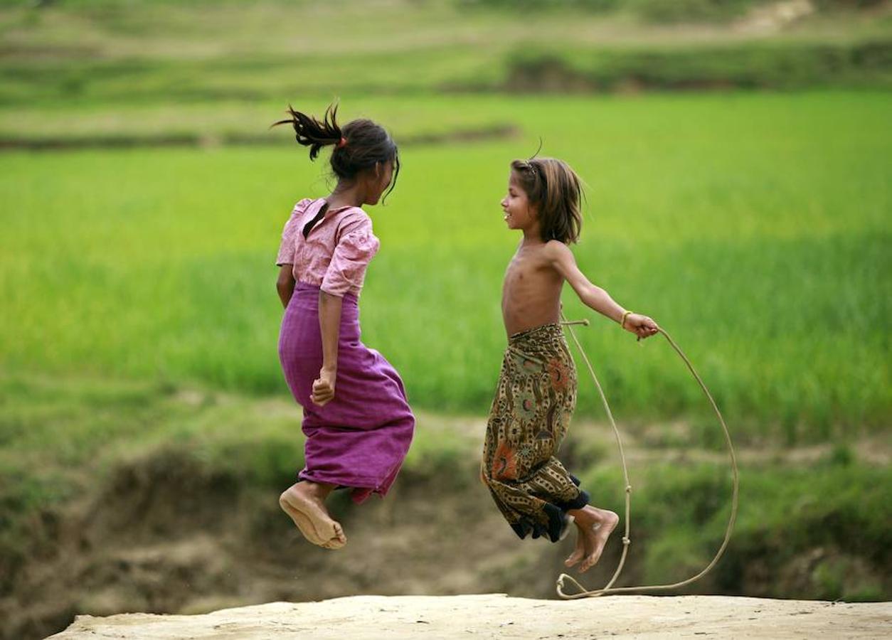 Niñas rohingyas birmanas juegan en un campo de refugiados de la ciudad bangladesí de Cox's Bazar.. 