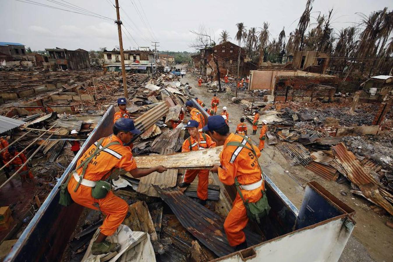 Voluntarios recogen escombros en un barrio de la ciudad birmana de Sittwe, que quedó destruido tras una serie de episodios violentos entre musulmanes rohingyas y budistas rakhine.. 