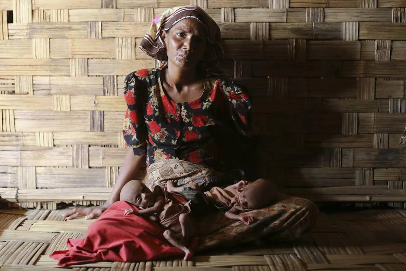 Una rohingya con sus dos gemelos, que, con tan solo 25 días de vida, sufren desnutrición.. 