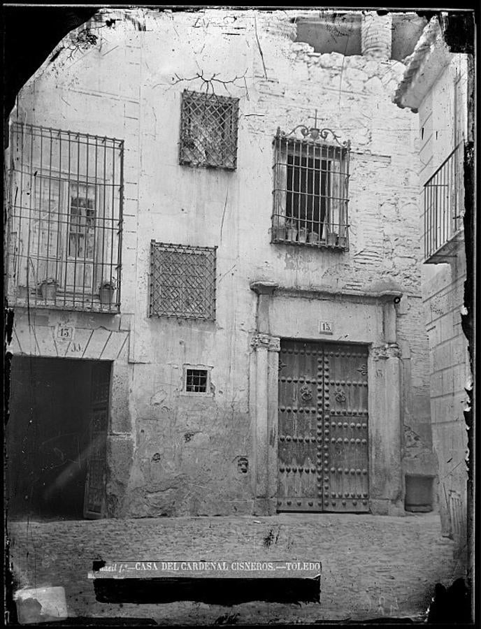 La Casa de las Cadenas a finales del siglo XIX fotografiada por Casiano Alguacil ( ARCHIVO MUNICIPAL DE TOLEDO). 