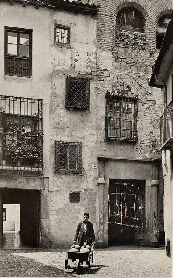 La calle de las Bulas hacia 1935. A la izquierda acceso a la casa que acogió el Salón Echegaray. Postal Ed. FM. (ARCHIVO MUNICIPAL DE TOLEDO). 