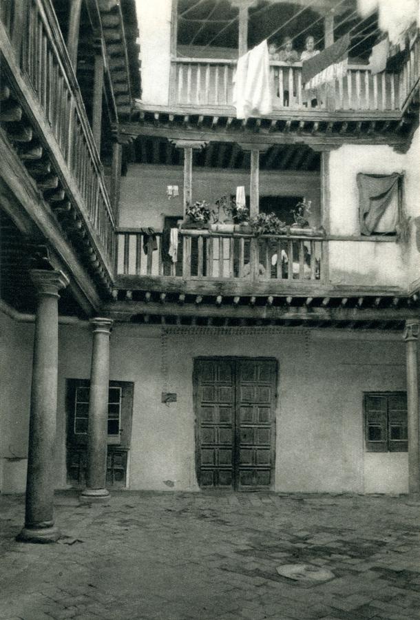 Patio de las Casa de las Cadenas hacia 1930. FOTO ALDUS. (ARCHIVO MUNICIPAL DE TOLEDO). 