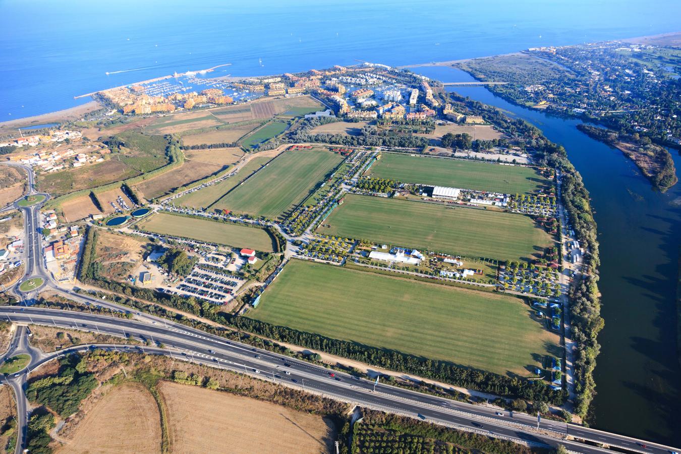 Sotogrande, un club social en sí mismo. La imagen es una foto aérea de uno de sus clubes deportivos, pero la región gaditana de Sotogrande representa en sí misma la vertiente más discreta del lujo. Se trata de una gran urbanización dentro del municipio de San Roque en la que en los años 60 comenzaron a alzarse poderosas edificaciones y exclusivos complejos hoteleros de la mano de un grupo de millonarios que hicieron del lugar su particular zona de confort. Durante la eclosión del turismo marbellí de la década de 1980, hartos de la masificación y la farándula que asolaba la Costa del Sol, la aristocracia española convirtió Sotogrande en su destino de verano predilecto. Antes de aquella época, ni siquiera aparecía señalada en los mapas, sin embargo, su emplazamiento y su esencia, mucho más refinada que la ostentosa Puerto Banús, la convirtió en el oasis más exclusivo de Andalucía. Un paseo por la zona puede reunir a personalidades de alcurnia como los Mora-Figueroa, los Rato o los Villar-Mir, también se dejan ver por la zona Enrique de Inglaterra, Sarah Ferguson, Isabel Sartorius o Pitita Ridruejo, «El Juli» o Inés Sastre