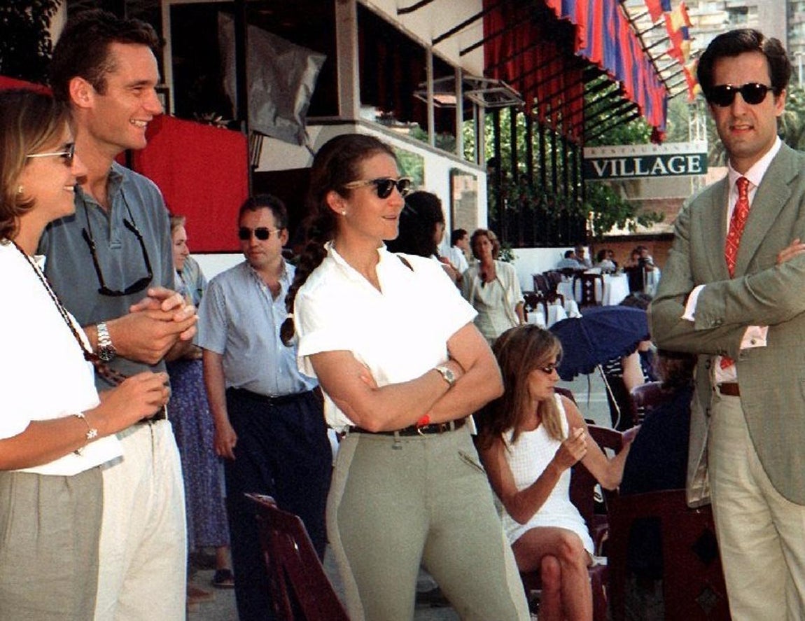 Real Club de Polo de Barcelona. Con el paso del tiempo la entidad fue creciendo y sumando socios, actualmente el número de miembros asciende a 10.629. La mayor ampliación tuvo lugar en 1997, una fecha muy especial para el club: celebraba su centenario y, con motivo de la efeméride la entidad decidió ampliar la familia en casi mil miembros. Formar parte del RCPB requiere estar avalado por dos socios del club, a continuación, un comité valorará la solicitud enviada y las cualidades y decidirá la admisión. En la imagen, varios miembros de la Familia Real participan en un evento deportivo