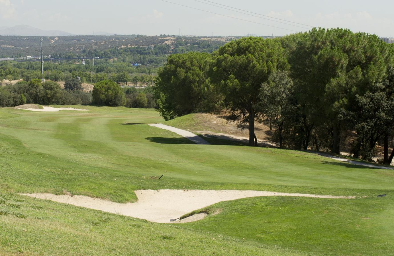 Club de campo de la Villa de Madrid. El Conde de Gamazo y el Duque de Maura fueron dos de los ilustres miembros fundadores de lo que hoy es El Club de Campo de la Villa de Madrid. Con él tomó forma el deseo de los jóvenes artistócratas de la época, que querían disfrutar de unas instalaciones apropiadas para hacer deporte. Tras su asociación en 1942 con la Real Sociedad Hípica Española, sus socios comenzaron a manifestar mayor inclinación hacia deportes como la equitación y el criquet. Hoy en día, la institución organiza el Concurso de Saltos Internacional de Madrid