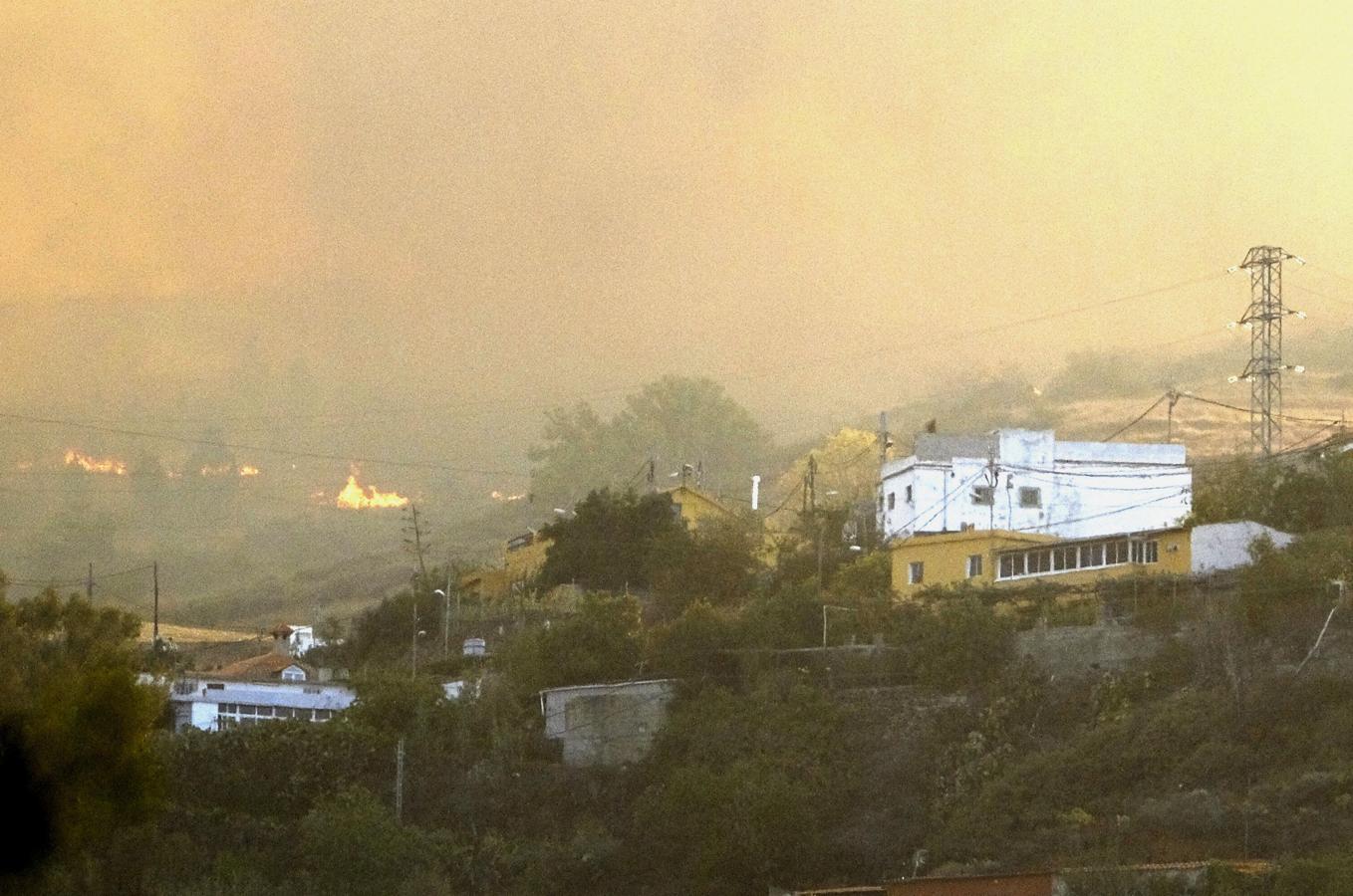 Un incendio en Gran Canaria obliga a desalojar a 800 personas