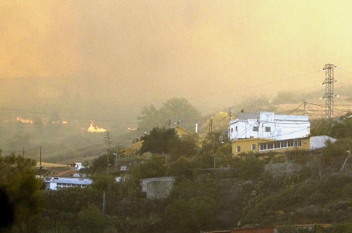 Un incendio en Gran Canaria obliga a desalojar a 800 personas