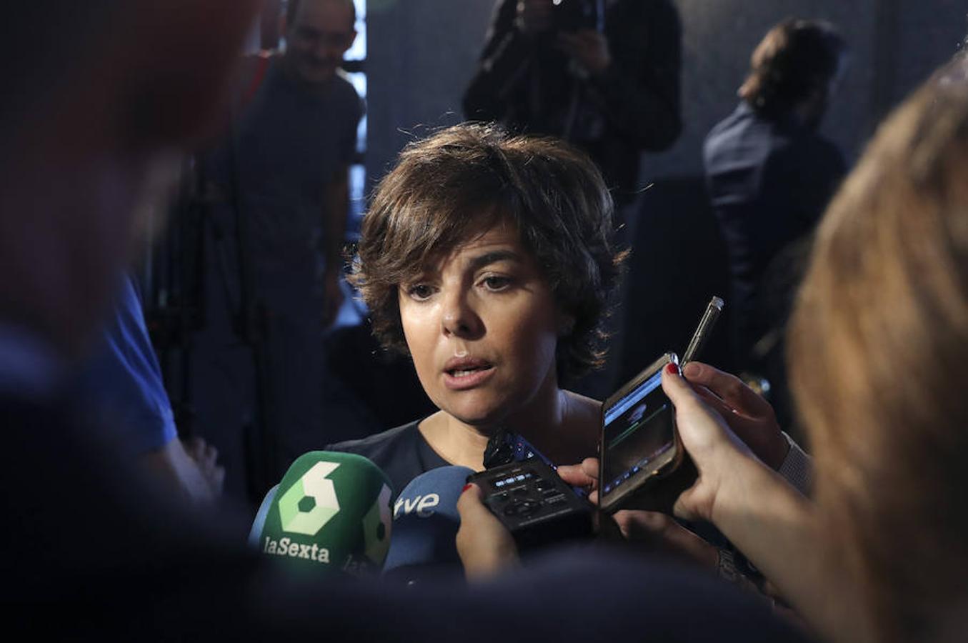 Soraya Saénz de Santamaría atiende a los medios en el 15 aniversario de Vocento. 