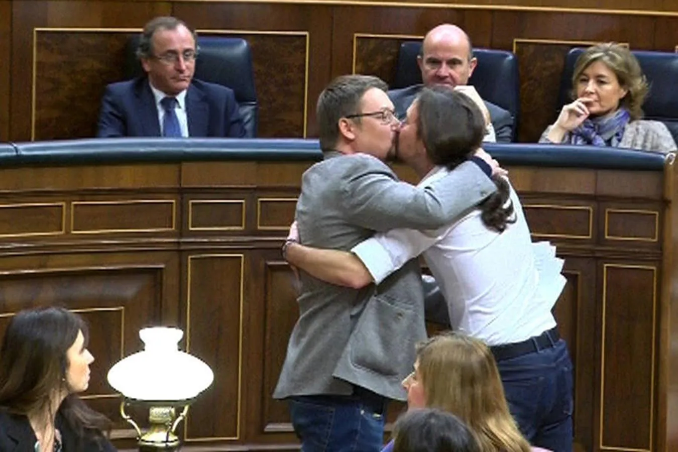 El líder de Podemos, Pablo Iglesias, y Xavier Domènech (En Comú Podem) se saludaron con un efusivo beso en medio del hemiciclo para celebrar el estreno de Domènech en la Cámara Baja. 