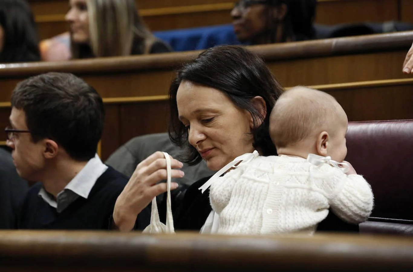 La diputada de Podemos Carolina Bescansa, se sentó en su escaño con su bebé. 