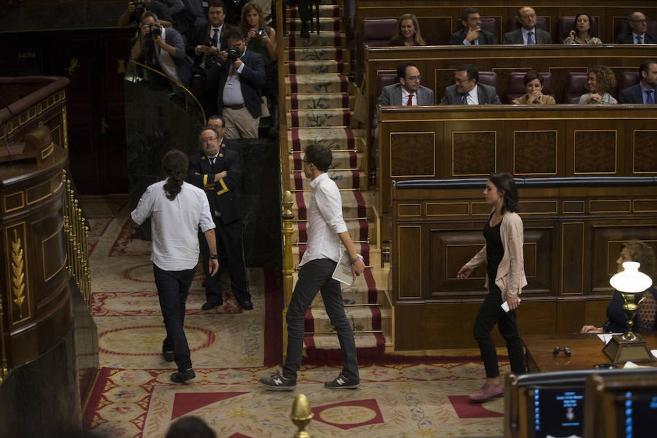 Unidos Podemos abandonó el Congreso de los Diputados durante la investidura de Mariano Rajoy en protesta por unas acusaciones del portavoz del PP, Rafael Hernando. 