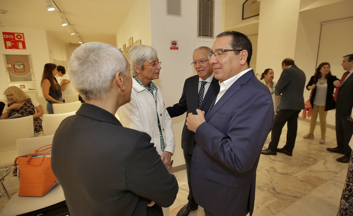 La muestra presenta piezas procedentes del Museo ABC y que están reunidas bajo el epígrafe «Crónicas de París»