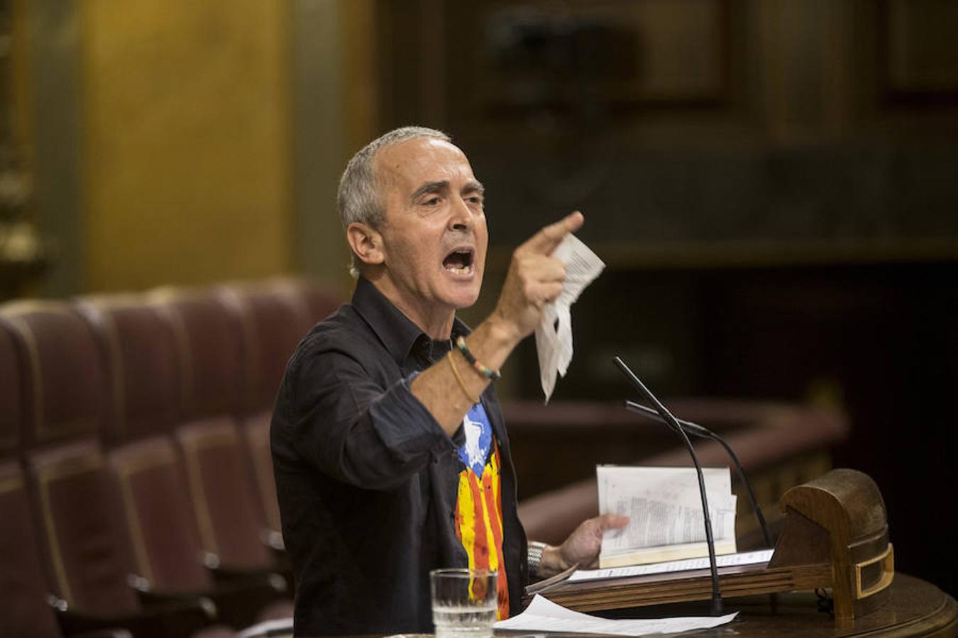 El diputado de Amaiur Sabino Cuadra arrancó páginas de un ejemplar de la Constitución durante su intervención en el pleno del Congreso en defensa del derecho de autodeterminación de Cataluña. 