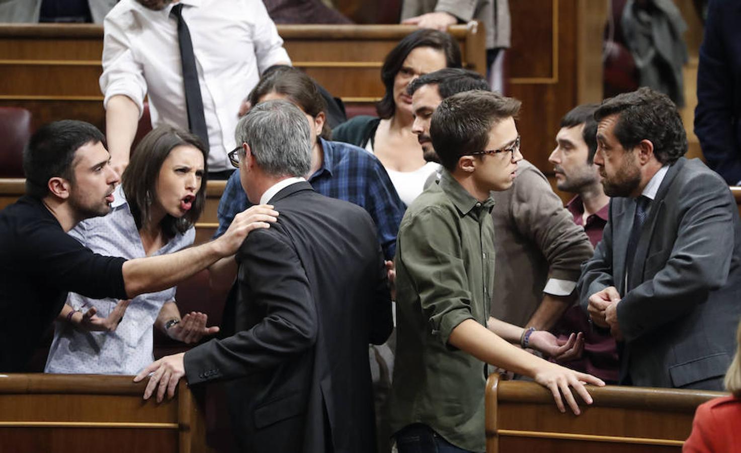 El diputado de Ciudadanos, José Manuel Villegas discute con los miembros de Podemos Ramón Espinar, Irene Montero y Pablo Iglesias durante el debate de investidura de Mariano Rajoy. 