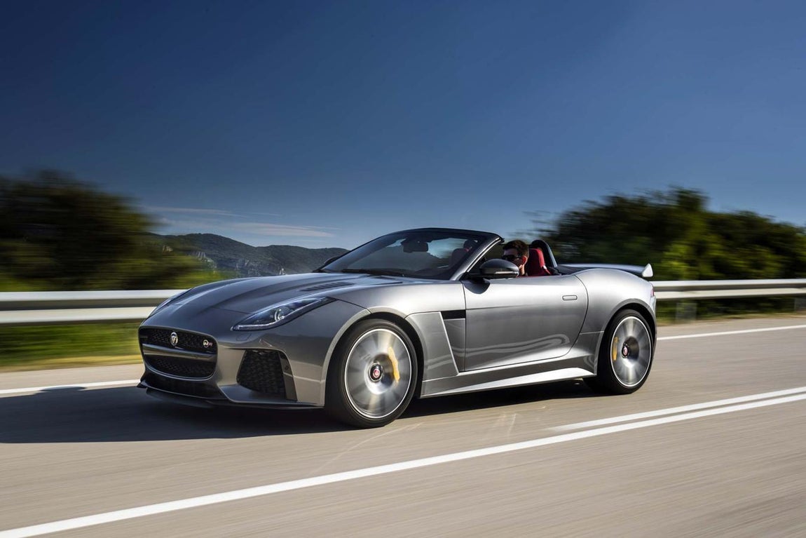 Jaguar F-Type SVR Convertible. El<a href="https://www.abc.es/summum/motor/abci-miticos-coches-agente-007-201705311435_noticia.html" target="_blank"> fabricante ingles</a> no podía faltar en este artículo y se presenta con uno de los vehículos más deportivos de fabricación actual, el F-Type SVR Convertible