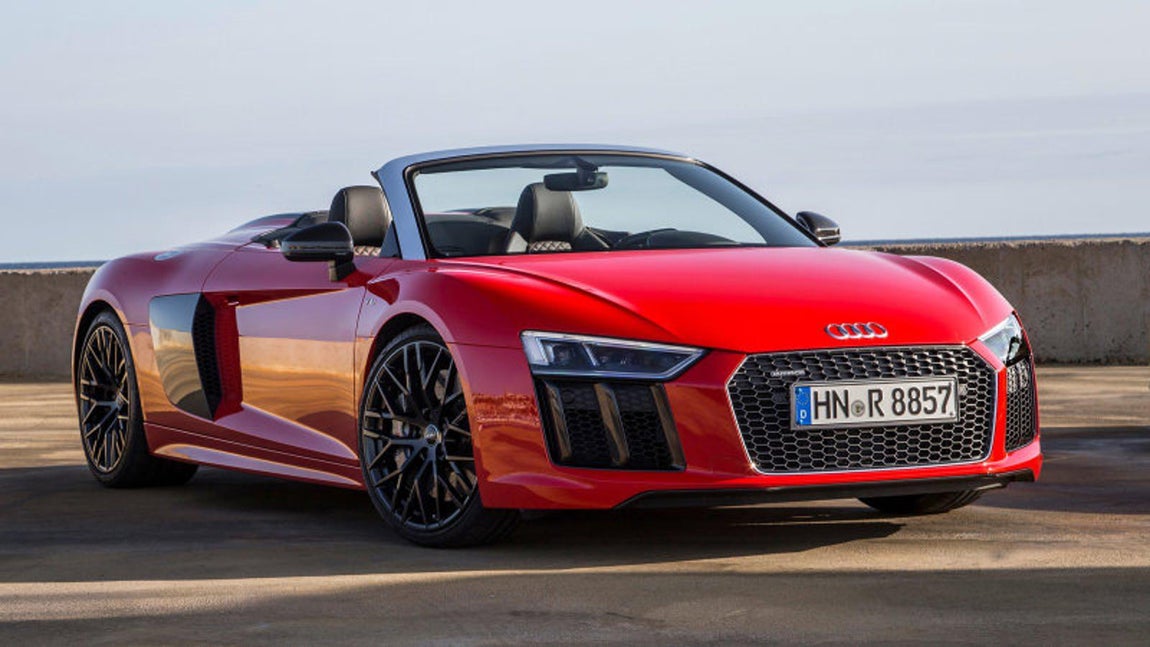 Audi R8 Spyder. La marca de los cuatro aros dispone de un gran catálogo de descapotables, en esta ocasión nos quedamos con su unidad más exclusiva. El Audi R8 Spyder un superdeportivo con una potencia máxima de 610 CV gracias a un motor V10