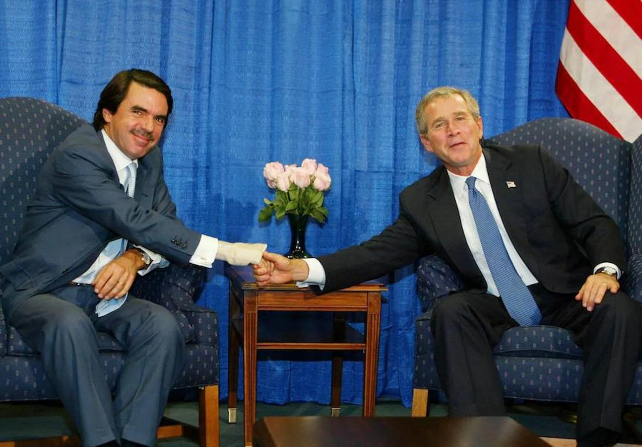 José María Aznar viajó a Estados Unidos para reunirse con el correspondiente presidente hasta en nueve ocasiones, dos con Bill Clinton y las restantes, con George W. Bush. Esta imagen recoge la reunión de Aznar con Bush en Camp David, después de asistir a una Cumbre UE-Estados Unidos en Washington. 