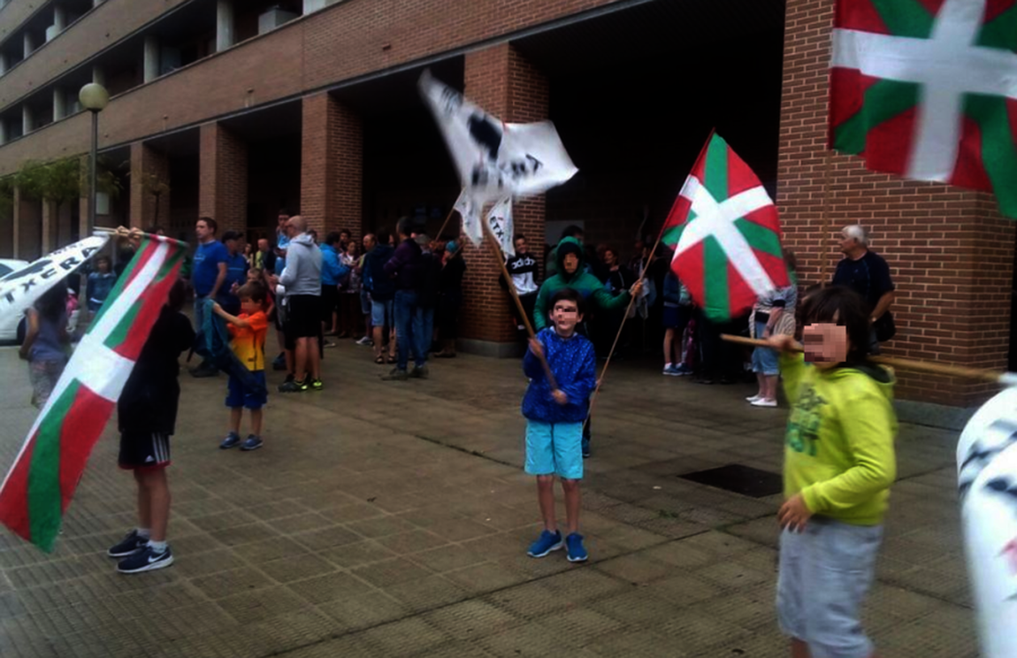 Decenas de personas reciben en el municipio navarro de Berriozar al terrorista de ETA Iñaki Lerín, condenado por la Audiencia Nacional a cinco años de prisión por un delito de colaboración con banda armada.. 