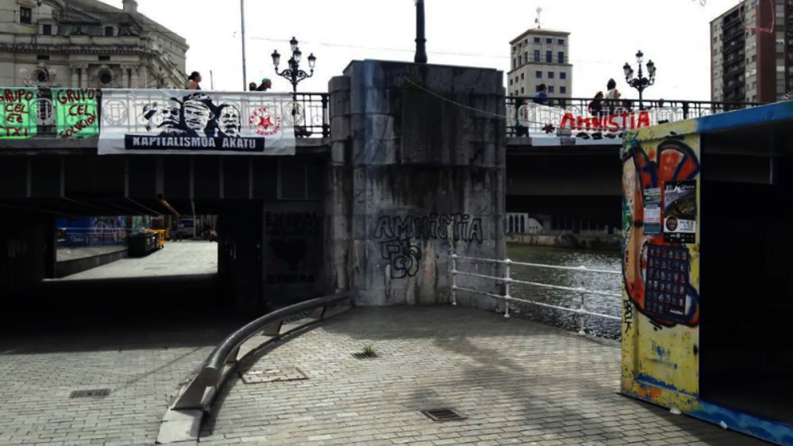 Durante la Semana Grande de Bilbao, calles y «txosnas» exhibieron imágenes de presos de ETA, pintadas a favor de la organización terrorista y eslóganes con referencias al terrorista Kepa del Hoyo. 