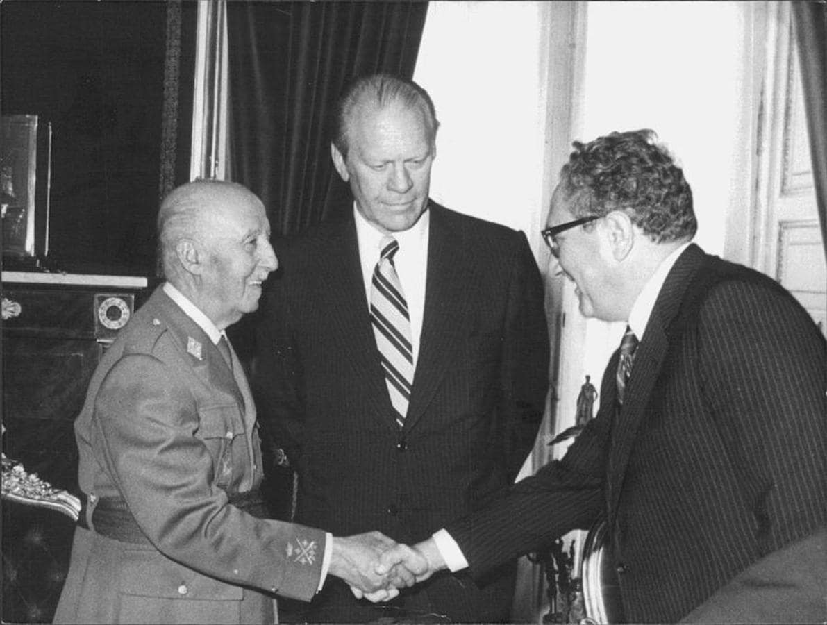 El trigésimo octavo presidente de Estados Unidos, Gerald Ford, visitó España el 31 de mayo de 1975. Ford incluyó a Madrid entre las capitales que recorrió durante su gira por Europa. Las conversaciones entre Franco y Ford se centraron básicamente en la colaboración militar entre ambos países. En la imagen, Franco le estrecha la mano al político Henry Kissinger. 