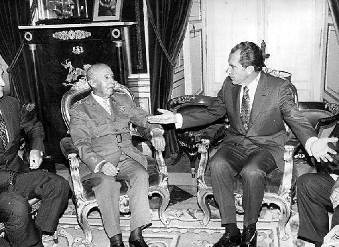 El 2 de octubre de 1970 llegó a Madrid el presidente de los Estados Unidos, Richard Nixon, que fue recibido por el Jefe de Estado Francisco Franco y su esposa, Carmen Polo en el aeropuerto. Franco y Nixon se dirigieron en un coche descubierto a Madrid donde recorrieron las calles entre fuertes medidas de seguridad. 