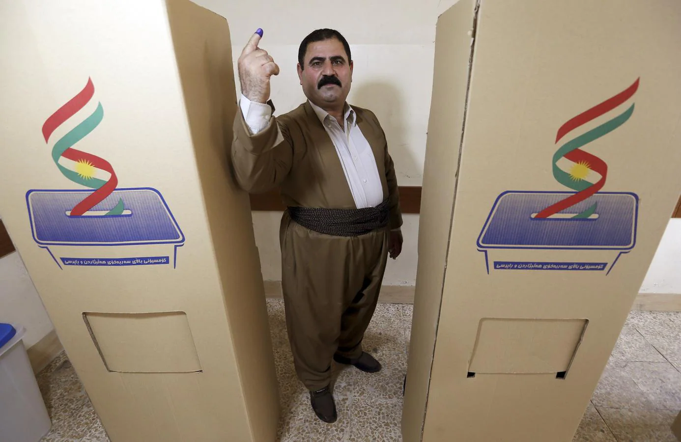 Un kurdo muestra su dedo marcado con tinta después de votar en el referéndum de independencia. 