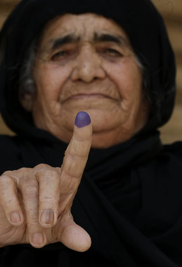 Una mujer kurda tras depositar su voto. 