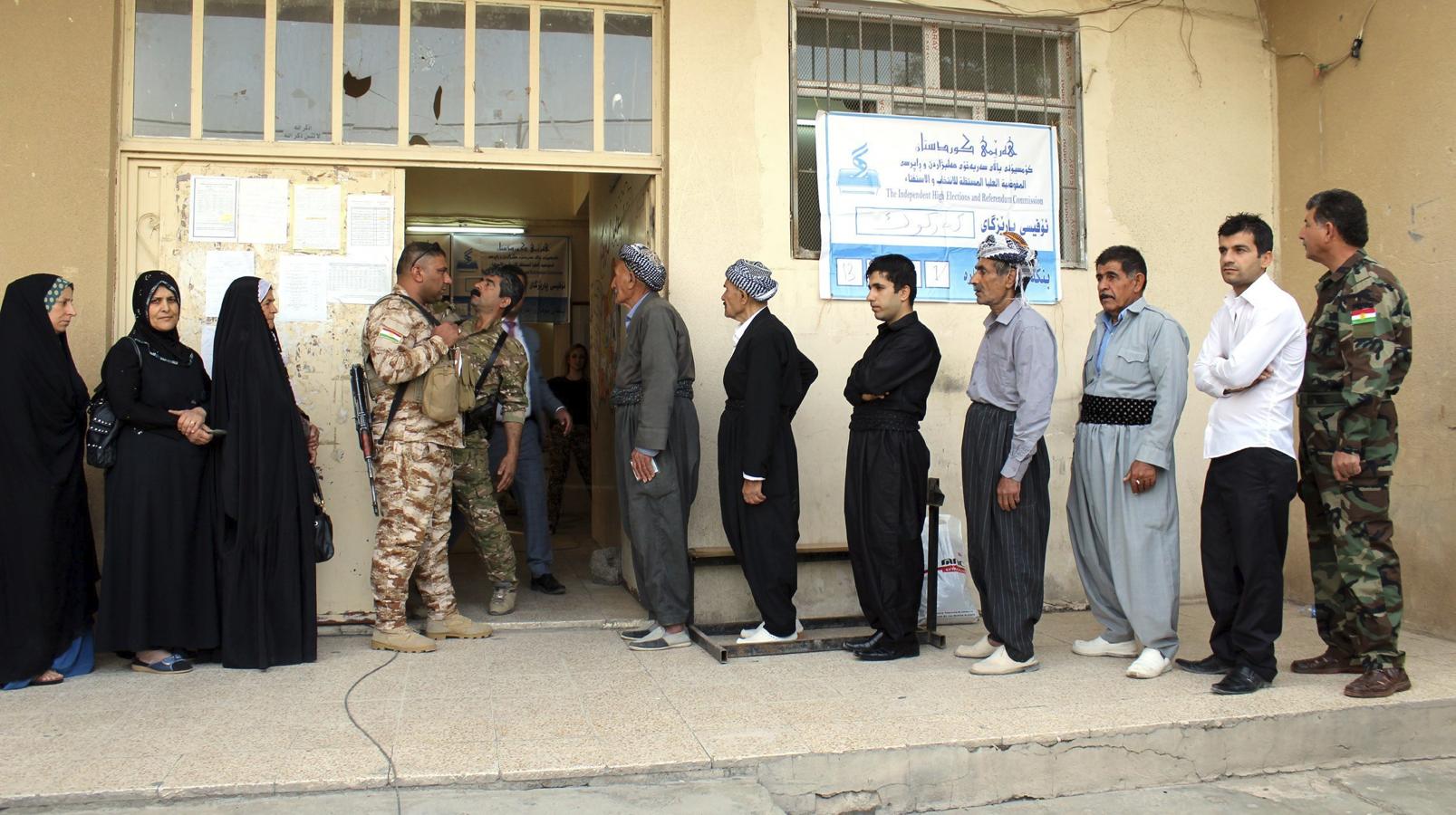Kurdos esperan para votar en el referéndum de independencia en un centro electoral en Erbil. 