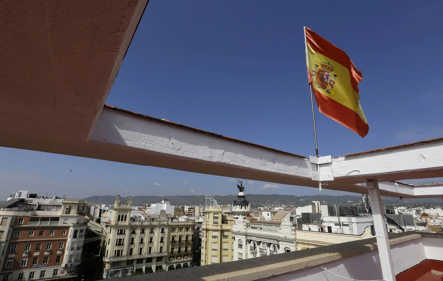 Córdoba puebla sus balcones con banderas de España