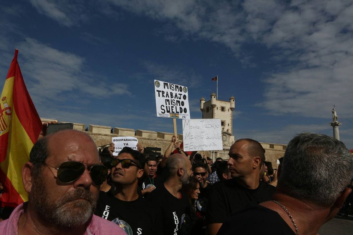 Policías y guardias civiles se manifiestan por un salario «justo»