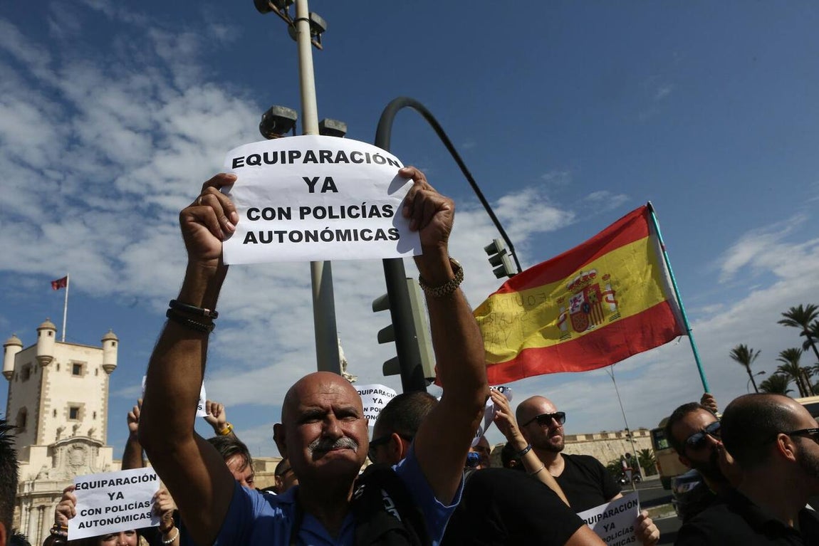 Policías y guardias civiles se manifiestan por un salario «justo»