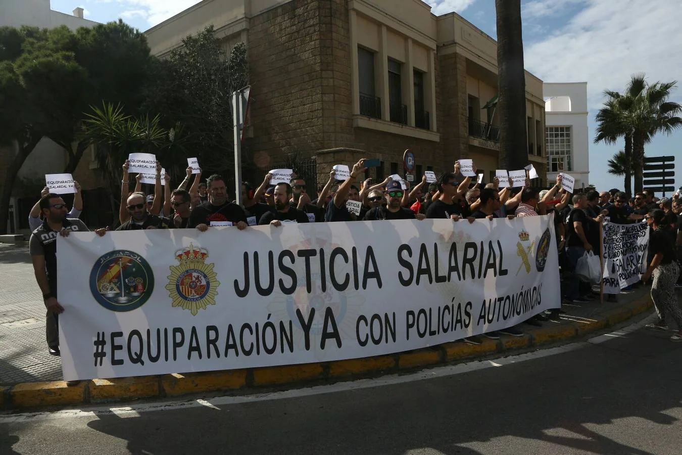 Policías y guardias civiles se manifiestan por un salario «justo»