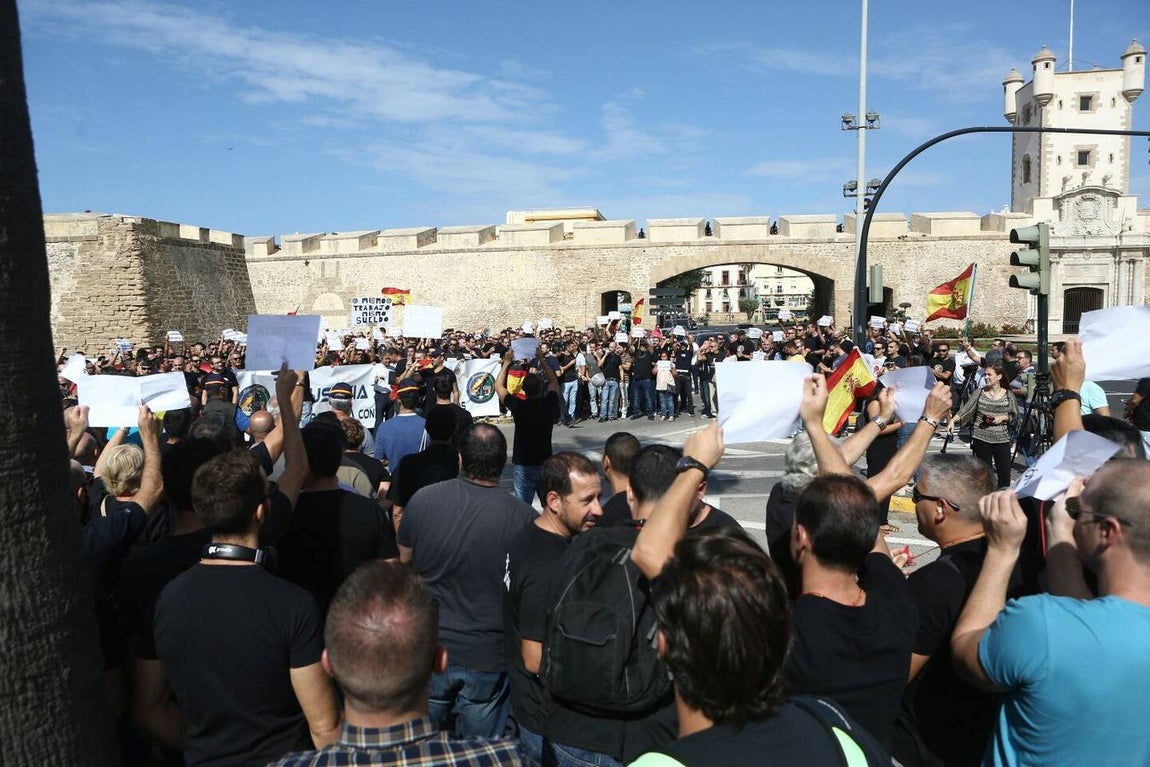 Policías y guardias civiles se manifiestan por un salario «justo»