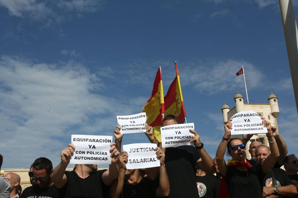 Policías y guardias civiles se manifiestan por un salario «justo»