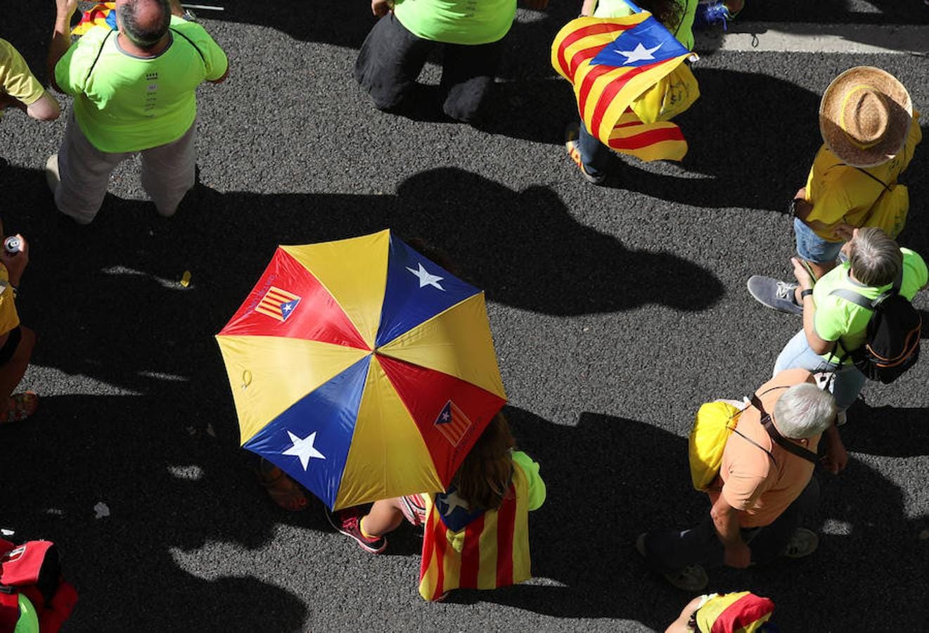 Un paraguas con la bandera catalana es llevada por los manifestantes. 