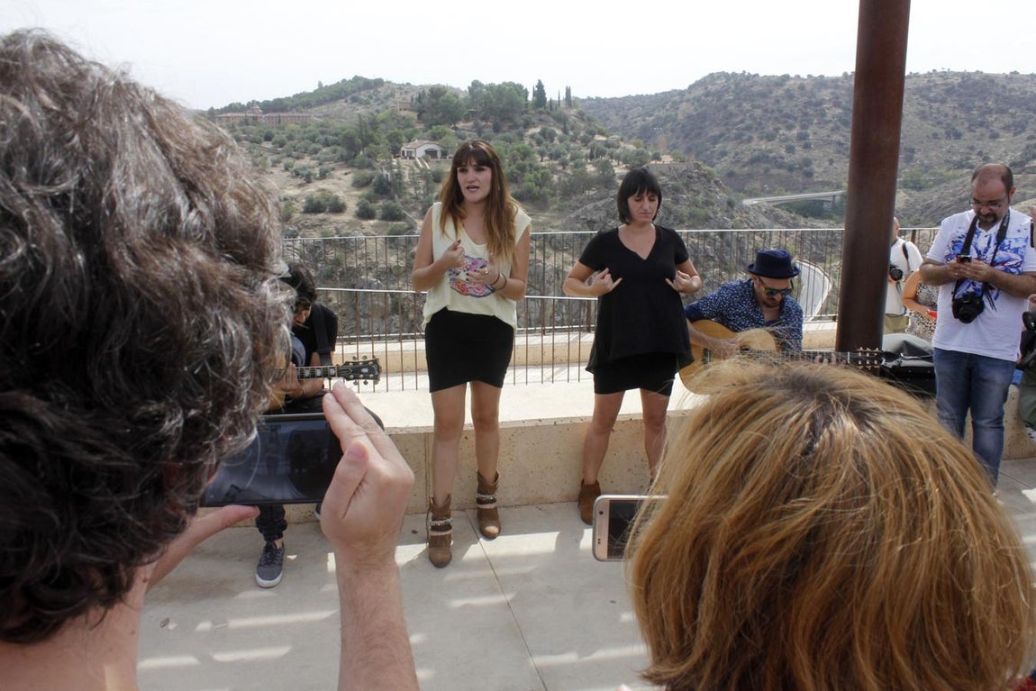 El concierto sorpresa de Rozalén en una plaza de Toledo