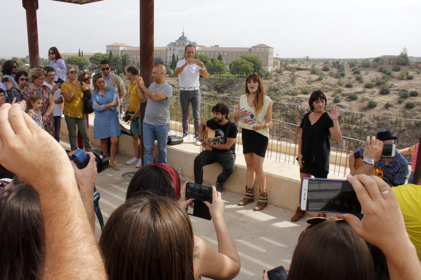 El concierto sorpresa de Rozalén en una plaza de Toledo